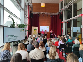 foto netwerkbijeenkomst: spreker op podium